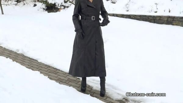 Chateau-Cuir – Leather tease in the snow