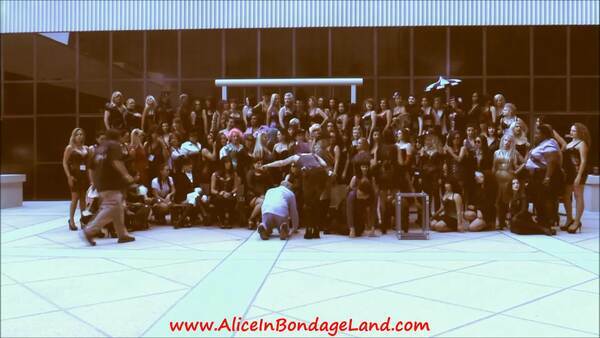 Aliceinbondageland – DomConLA 2015 FemDom Convention Group Photo Time Lapse