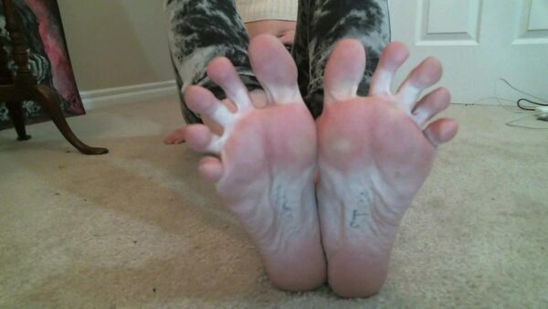 Foxylizrae – Clean My Dirty Smelly Feet – Feet Worship