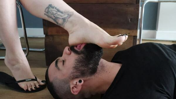 Jhonn – Womens Feet – I Went Under The Table While The Goddess Drank Coffe